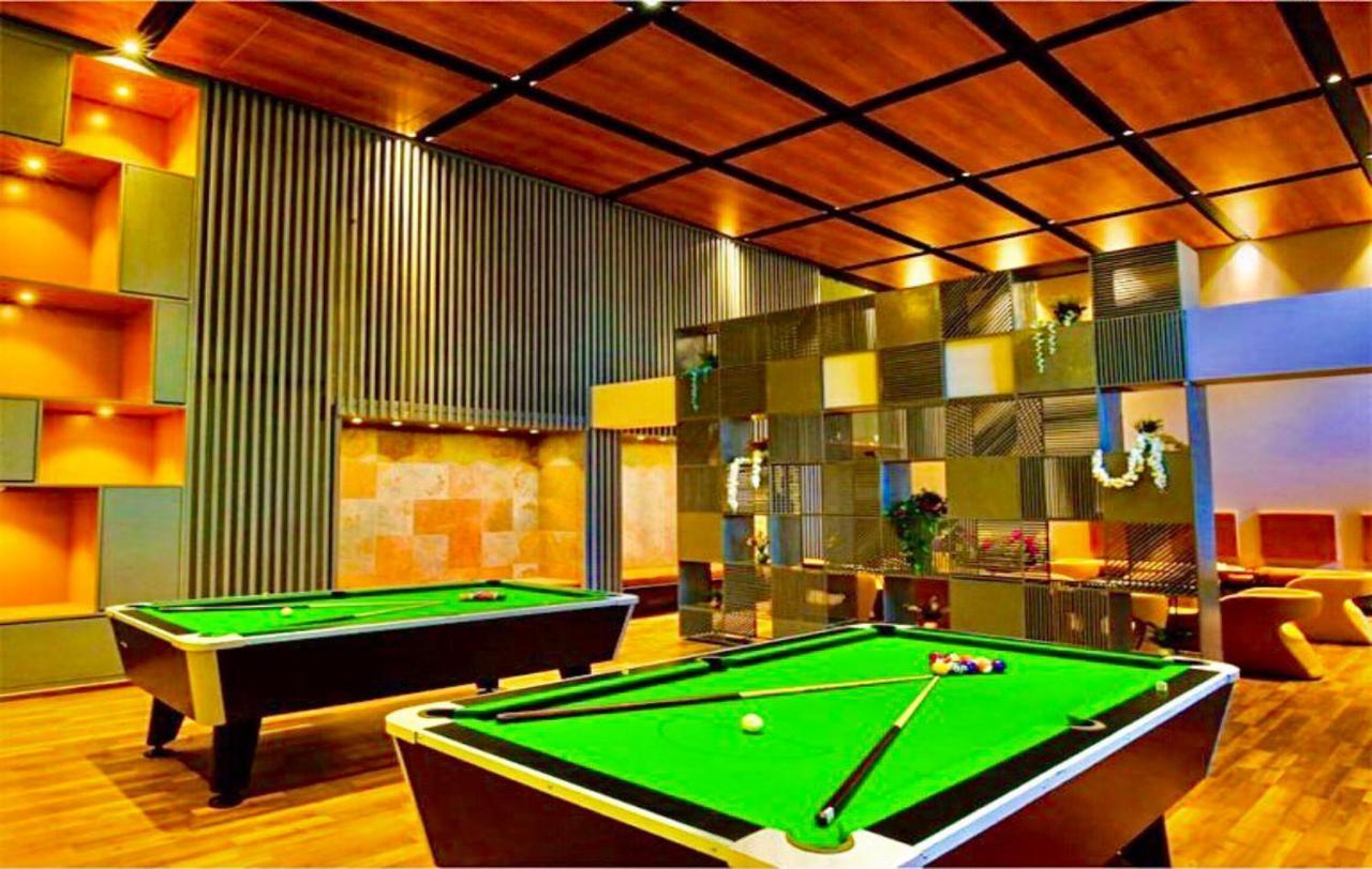 Weekend Address Managed By Stay Cation Surat Exterior foto
